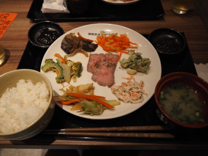 6月上旬いつもより半月早い八重山旅今年の滞在も朝食がおいしいThe BREAKFAST HOTEL PORTO石垣島5泊目朝食さまざまなおかずとご飯といった王道の朝ごはんを愉しむ