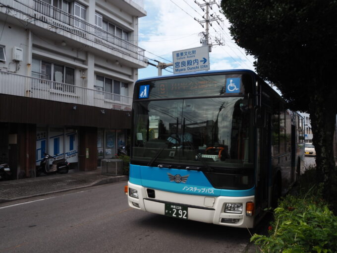6月上旬いつもより半月早い八重山旅石垣島桟橋通りバス停から東運輸9系統川平リゾート線路線バスに乗車