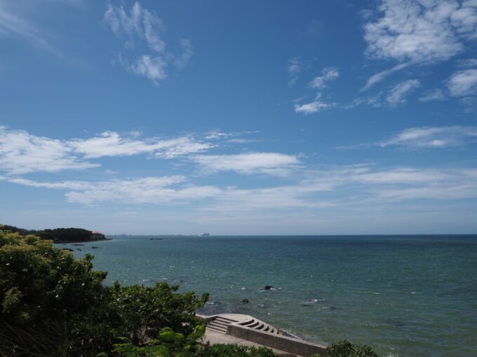 6月上旬いつもより半月早い八重山旅石垣島冨崎観音崎灯台から望む碧い海と浮かぶ巨大客船
