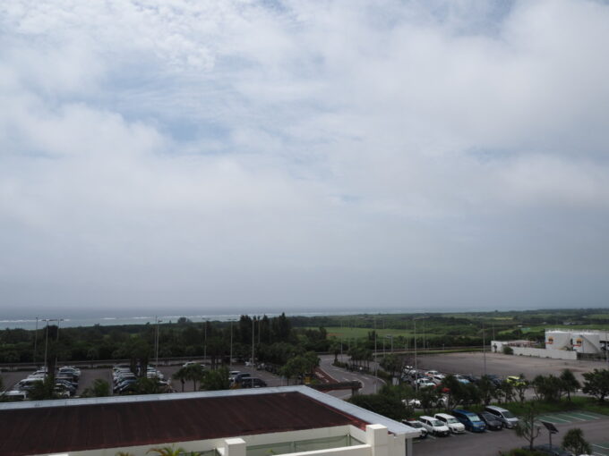 6月上旬いつもより半月早い八重山旅南ぬ島石垣空港展望デッキから眺める石垣島の海
