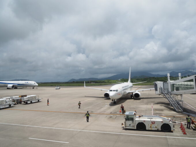 6月上旬いつもより半月早い八重山旅南ぬ島石垣空港に到着する僕らを那覇へと乗せるうちなーの翼JTA日本トランスオーシャン航空B737型機
