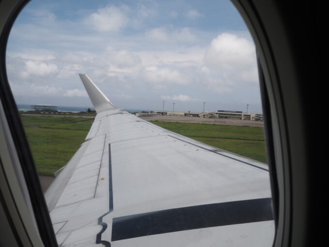6月上旬いつもより半月早い八重山旅うちなーの翼JTA日本トランスオーシャン航空B737型機は那覇へと向け南ぬ島石垣空港を離陸
