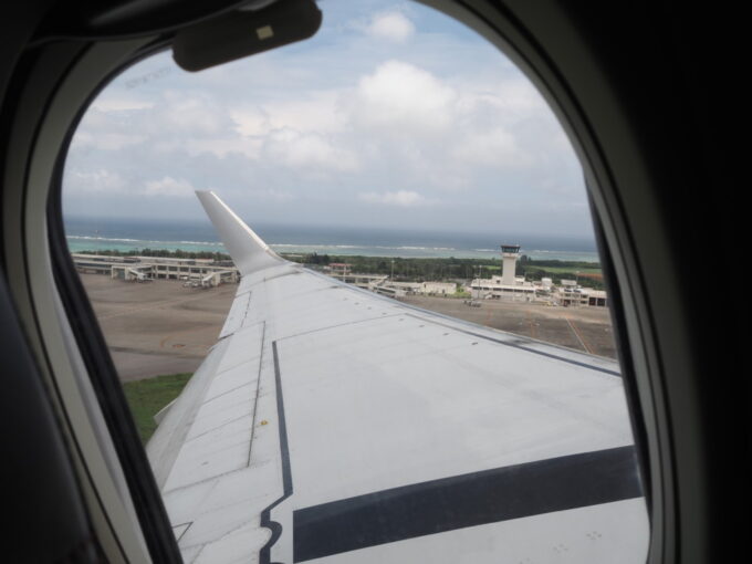 6月上旬いつもより半月早い八重山旅うちなーの翼JTA日本トランスオーシャン航空B737型機は那覇へと向け南ぬ島石垣空港を離陸し眼下に海とターミナルビルが広がる