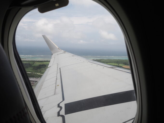 6月上旬いつもより半月早い八重山旅うちなーの翼JTA日本トランスオーシャン航空B737型機は那覇へと向け南ぬ島石垣空港を離陸し眼下には緑豊かな畑と碧い海が広がる
