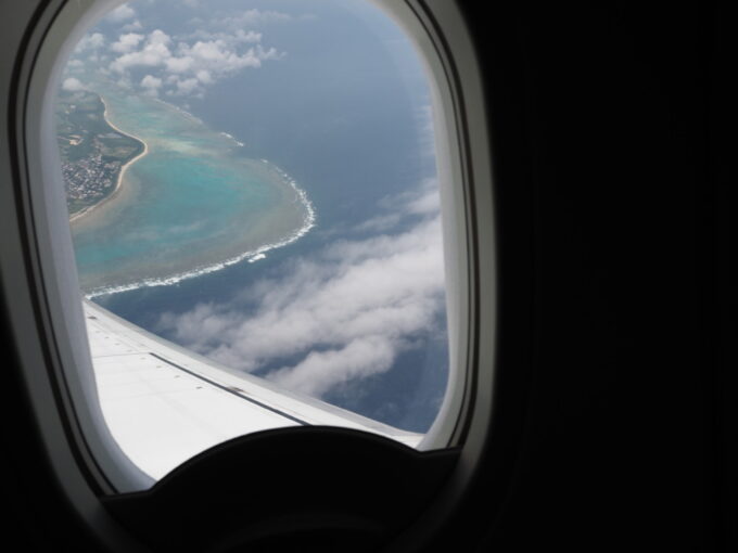 6月上旬いつもより半月早い八重山旅うちなーの翼JTA日本トランスオーシャン航空B737型機は那覇へと向け南ぬ島石垣空港を離陸うつくしい珊瑚礁に囲まれた宝のような島石垣島を眺めつつ小さな体を急旋回