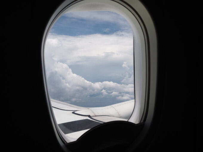 6月上旬いつもより半月早い八重山旅うちなーの翼JTA日本トランスオーシャン航空B737型機は那覇へと向け南ぬ島石垣空港を離陸雲間から覗く平久保崎に再訪を誓い別れを告げる