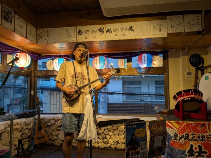 6月上旬いつもより半月早い八重山旅石垣島島唄三線ライブ居酒屋結風19:20から始まる三線ライブで沖縄の音に酔いしれる