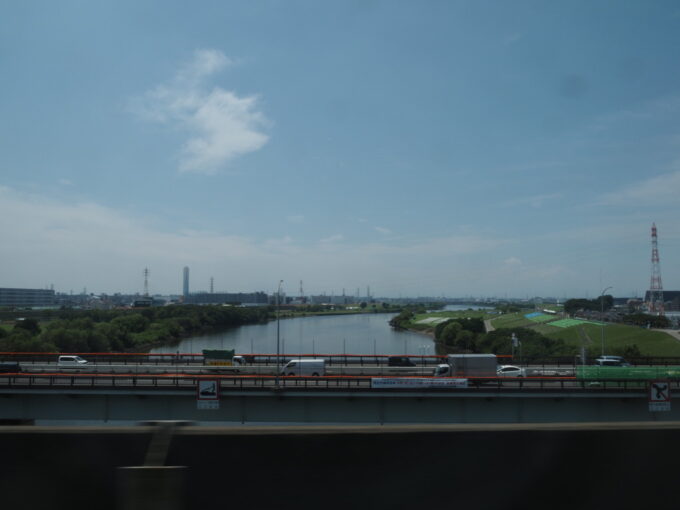 8月上旬東北新幹線E5系はやぶさ号サッポロクラシックで旅立ちの祝杯を挙げていると新幹線は荒川を渡り無事東京脱出