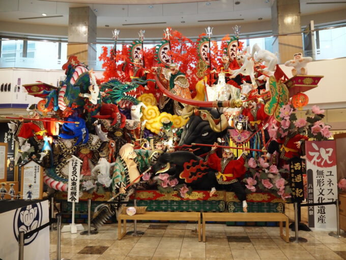 8月上旬八戸駅前ユートリーに展示された八戸三社大祭の荘厳な山車