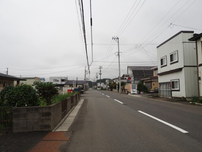 8月上旬夏の東北旅初めての東北町上北町飲食店が点在する道を宿へと歩く