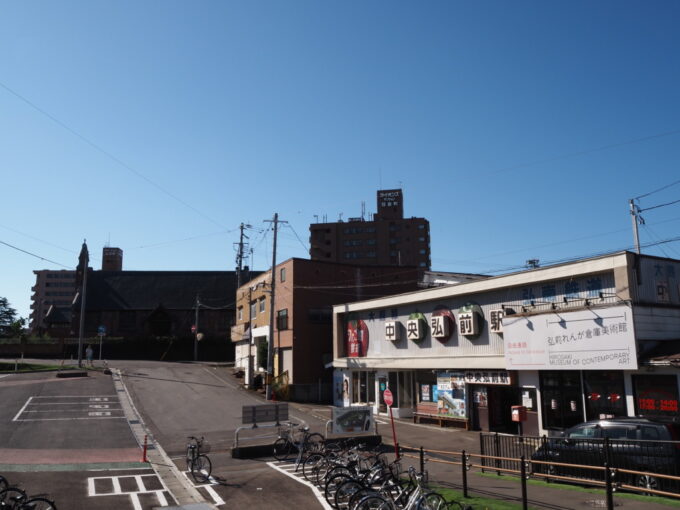8月上旬夏の東北旅夏空の弘前快晴の下佇む弘南鉄道大鰐線中央弘前の渋い駅舎