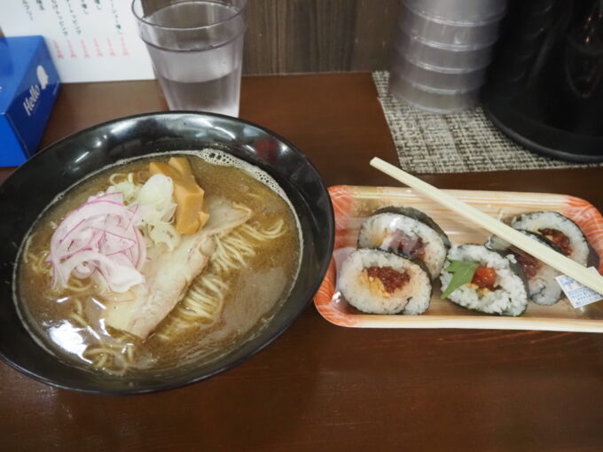 8月上旬夏の東北旅弘前朝食を食べるため弘前駅やバスターミナルの近くに位置する虹のマート麺屋コルトンの濃厚煮干しらぁ麺とまぐろの源ちゃんの筋子納豆巻きで朝ごはん