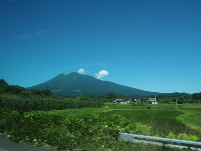 8月上旬夏の東北旅弘前バスターミナルから岳温泉前行きバスに揺られ岩木山神社へ車窓からは雄大に裾野を広げる津軽富士岩木山の優美な姿が