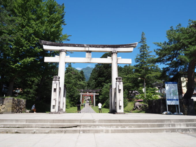 8月上旬夏の東北旅弘前岩木山神社鳥居越しにご神体である岩木山を望む