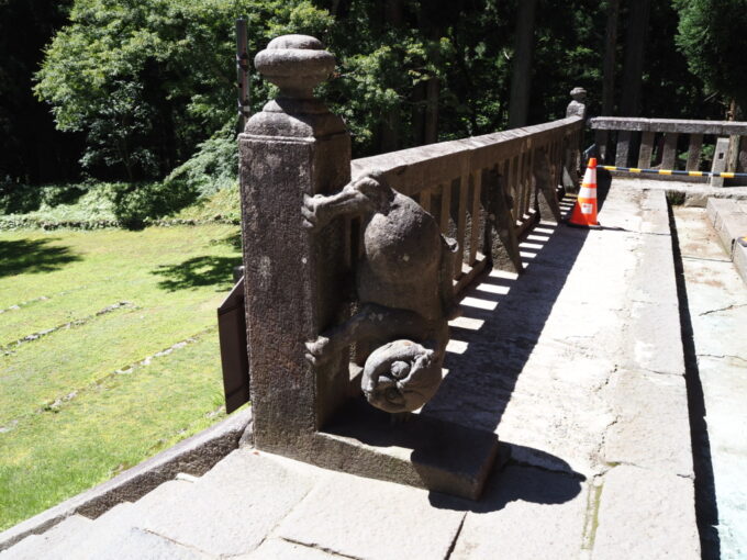 8月上旬夏の東北旅弘前岩木山神社玉垣に下向きにしがみつく狛犬