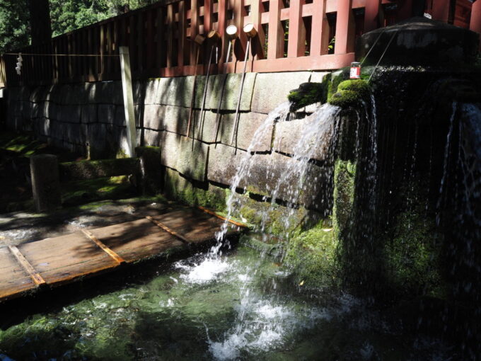 8月上旬夏の東北旅弘前岩木山神社清冽な湧水が絶えず落ちる御神水
