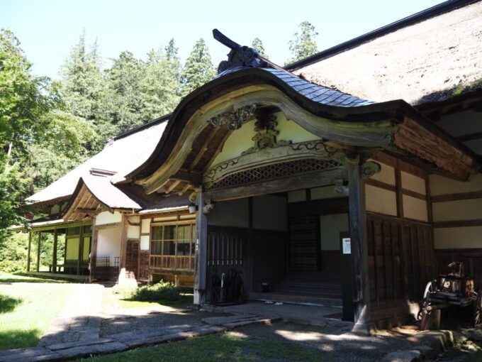 8月上旬夏の東北旅弘前岩木山神社かつての百沢寺の本坊または客殿として建てられたという茅葺屋根の社務所