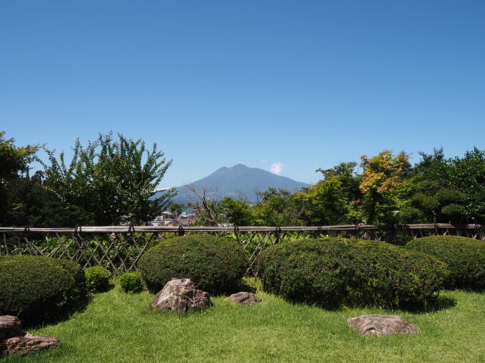 8月上旬夏の東北旅弘前藤田記念庭園別荘時代当時からのものだという岩木山を借景とした高台部の庭園