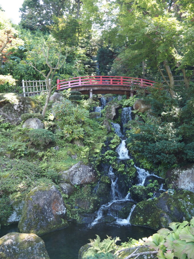 8月上旬夏の東北旅弘前藤田記念庭園池泉回遊式庭園の低地部に落ちる涼やかな滝