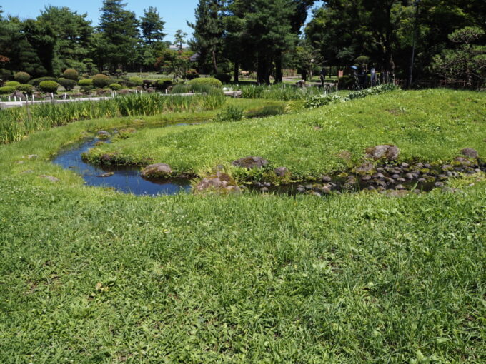 8月上旬夏の東北旅弘前藤田記念庭園池泉回遊式庭園の低地部のうつくしい曲水