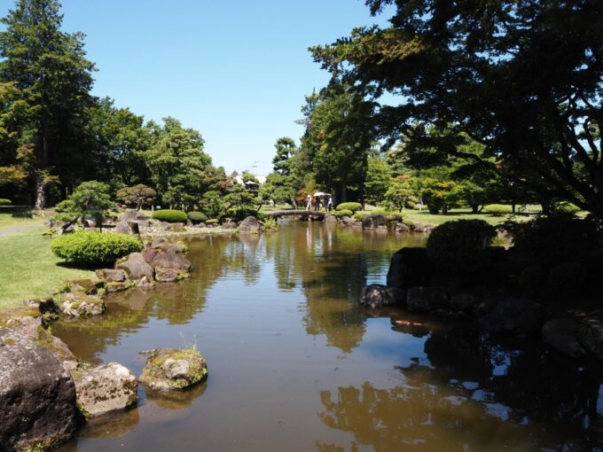 8月上旬夏の東北旅弘前藤田記念庭園池泉回遊式庭園の低地部の中心をなす池