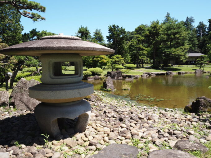 8月上旬夏の東北旅弘前藤田記念庭園池泉回遊式庭園の低地部の池に設けられた浅瀬と石灯籠