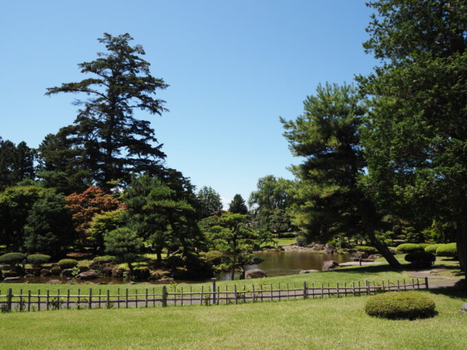 8月上旬夏の東北旅弘前藤田記念庭園池泉回遊式庭園の低地部の茶屋から眺める景色