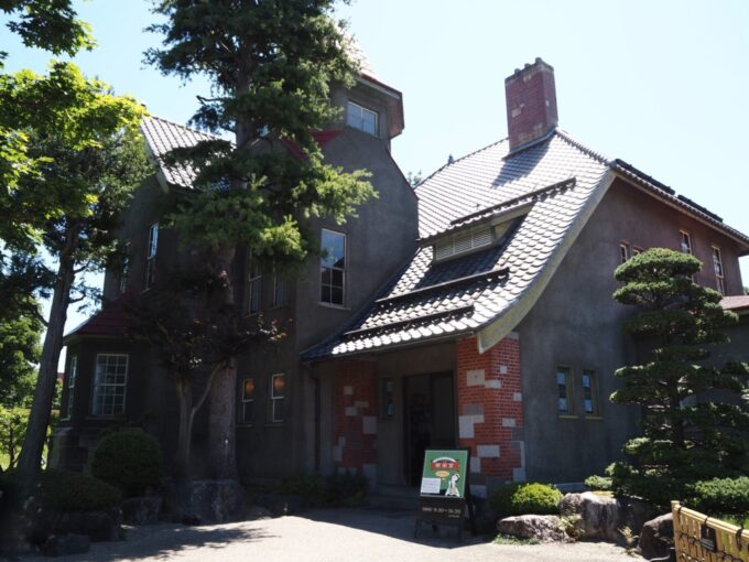 8月上旬夏の東北旅弘前藤田記念庭園大正10年築の洋館正面