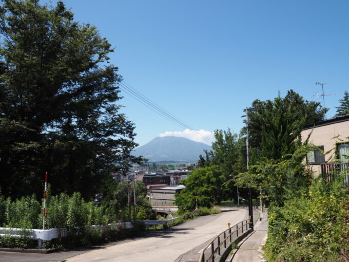 8月上旬夏の東北旅弘前来々軒の前から眺める津軽富士岩木山