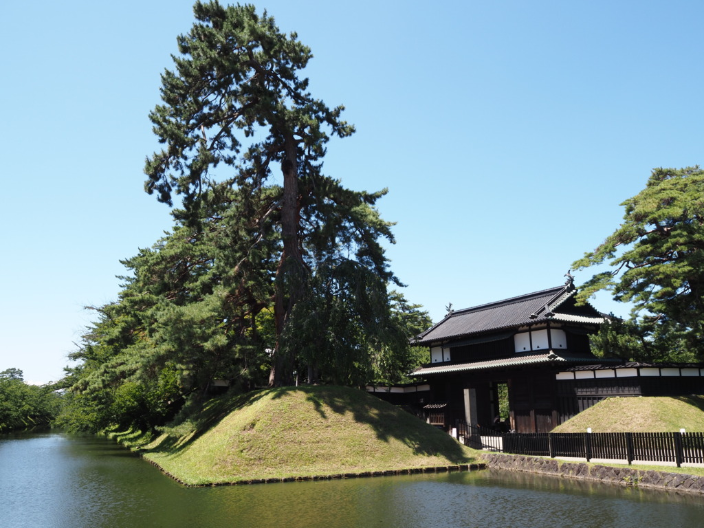 8月上旬夏の東北旅弘前曳戻し前の最後の夏を迎えた弘前城追手門