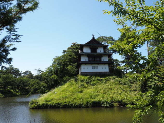 8月上旬夏の東北旅弘前城植物園から眺める辰巳櫓