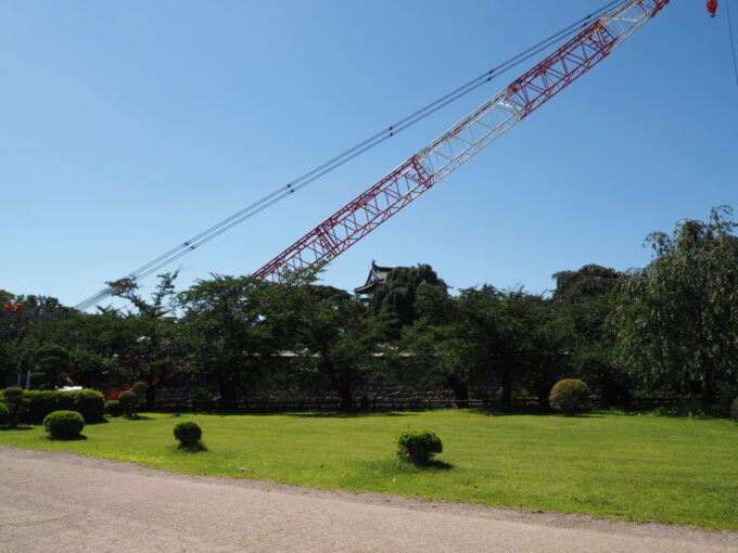 8月上旬夏の東北旅弘前城植物園を抜け東内門から二の丸へ巨大なクレーン越しに眺める今年最後特別な場所に佇む天守の姿