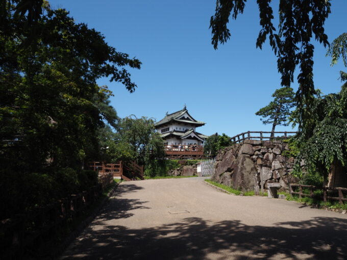 8月上旬夏の東北旅弘前城今夏で見納めとなる本丸内側に位置する天守の姿