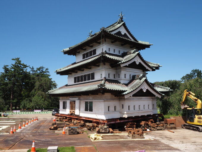 8月上旬夏の東北旅弘前城今夏で見納めとなる本丸内側に位置する天守25°回転させられ曳家のときを待つ