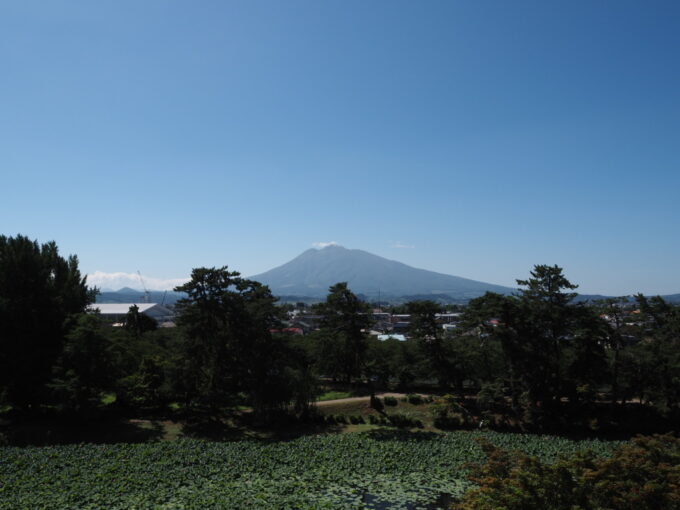 8月上旬夏の東北旅弘前城本丸から望む優美な裾野を広げる津軽富士岩木山