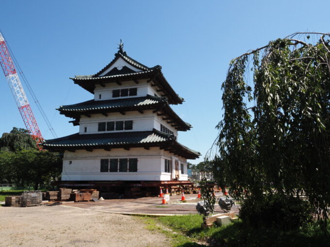 8月上旬夏の東北旅弘前城本丸の内側に移設された天守の最後の雄姿を眼にこころに灼きつける