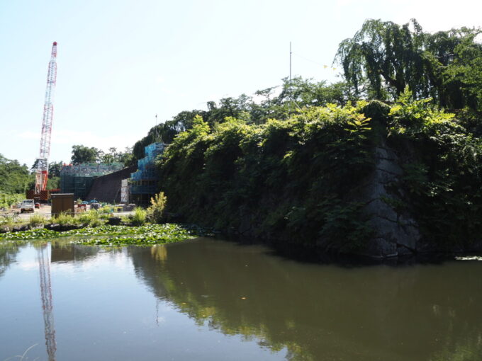 8月上旬夏の東北旅弘前城本丸の内側に移設された天守に別れを告げ本丸から二の丸へ