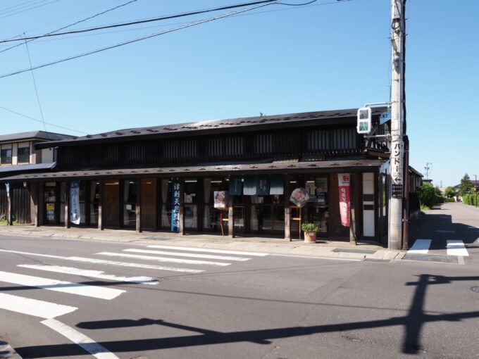 8月上旬夏の東北旅弘前城お堀端に建つ川﨑染工場の渋い建物