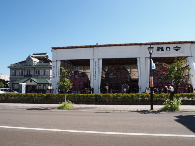 8月上旬夏の東北旅弘前城桜大通りに建つねぷた小屋と青森銀行記念館