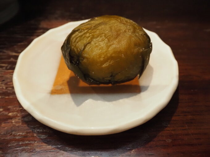 8月上旬夏の東北旅弘前創作郷土料理の店菊富士本店若生昆布おにぎり（タラコ）