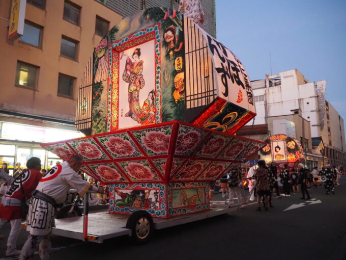 8月上旬夏の東北旅弘前ねぷたがほんずの蝋燭ねぷたの幽玄な灯りを見送る