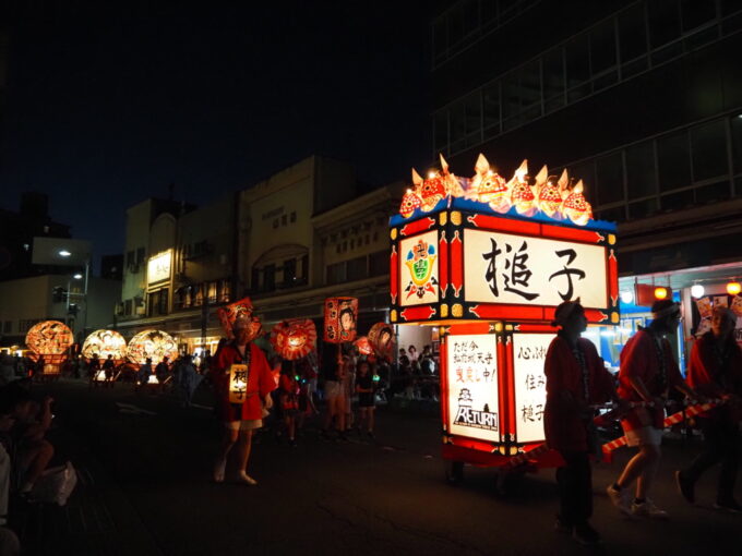 8月上旬夏の東北旅弘前ねぷた灯籠を手に持ちねぷたを先導する人々