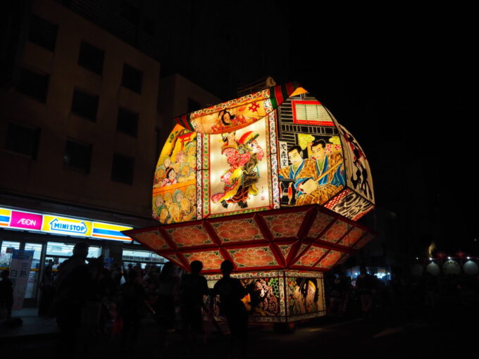 8月上旬夏の東北旅弘前ねぷた茂森座で踊る花魁