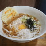8月上旬夏の東北旅弘前虹のマート内めんの店アキモト津軽幻のそばにミニ天生卵トッピング