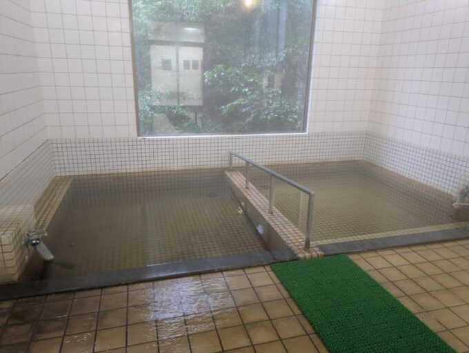 8月上旬夏の東北旅初めての三八上北東北町上北町温泉旅館水明薄い琥珀色の源泉がドバドバざばざばとかけ流される内湯