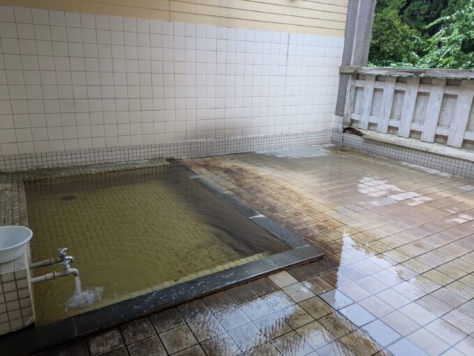 8月上旬夏の東北旅初めての三八上北東北町上北町温泉旅館水明薄い琥珀色の源泉がドバドバざばざばとかけ流される露天風呂