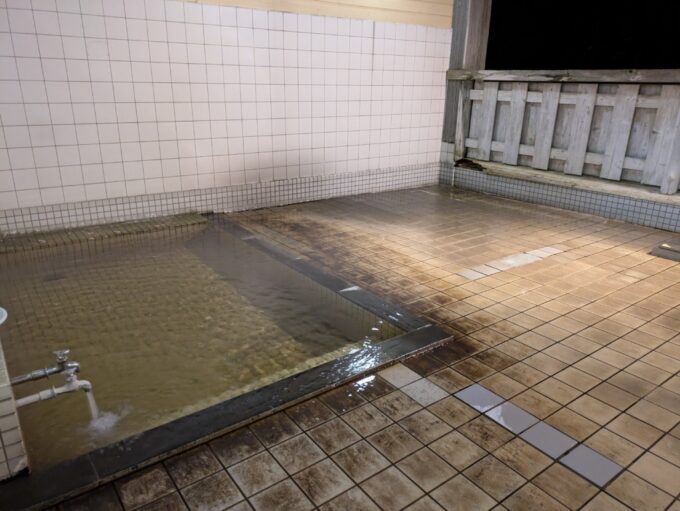 8月上旬夏の東北旅初めての三八上北東北町上北町温泉旅館水明夜風が涼しい露天風呂でザバザバ源泉かけ流しを独り占めする贅沢