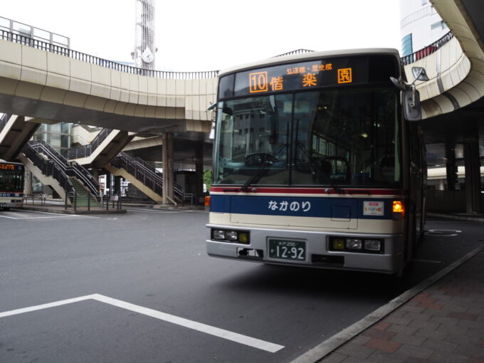 8月末日水戸駅ロータリーに入線する茨城交通10系統偕楽園行きバス