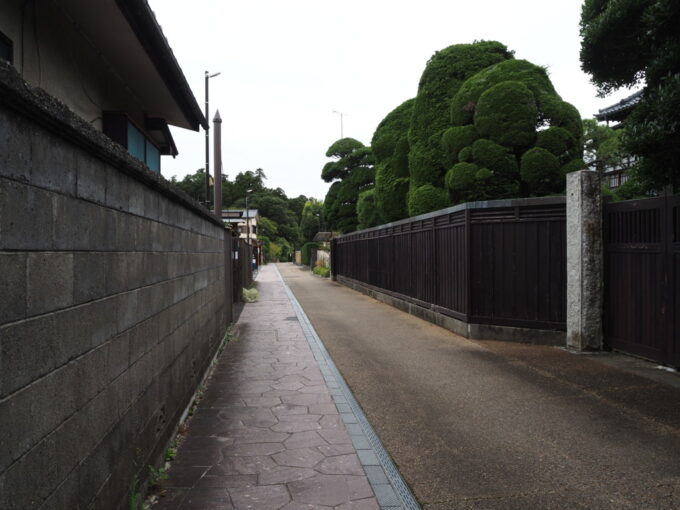 8月末日初めての偕楽園好文亭表門入口バス停から表門へと歩く風情ある道