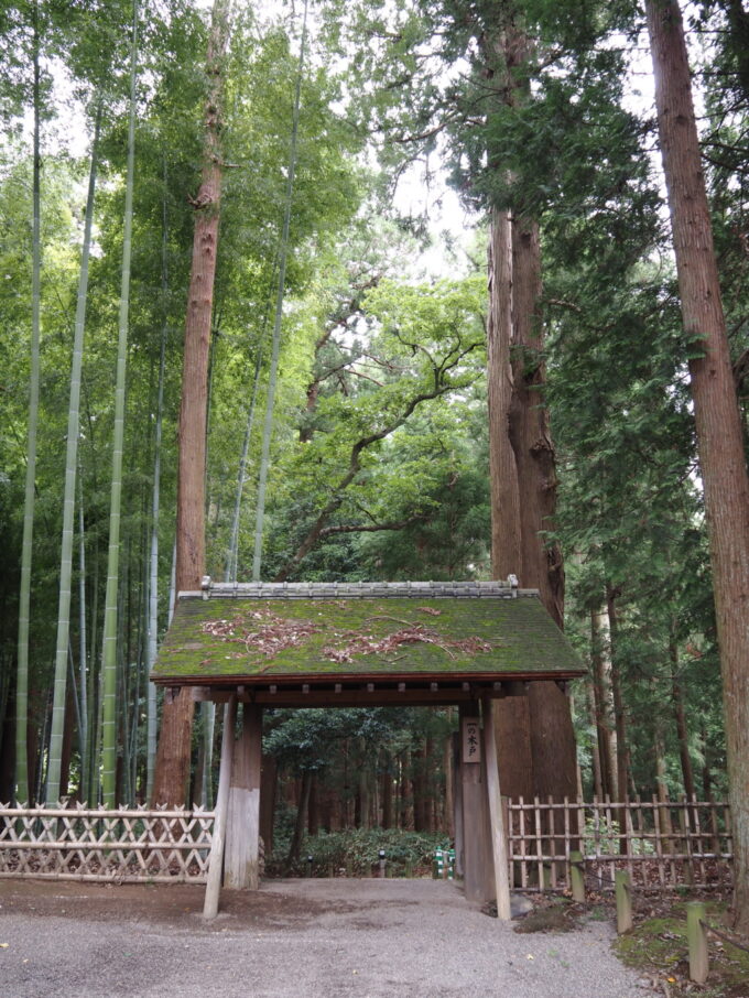 8月末日水戸初めての偕楽園鬱蒼とした林を背負う一の木戸